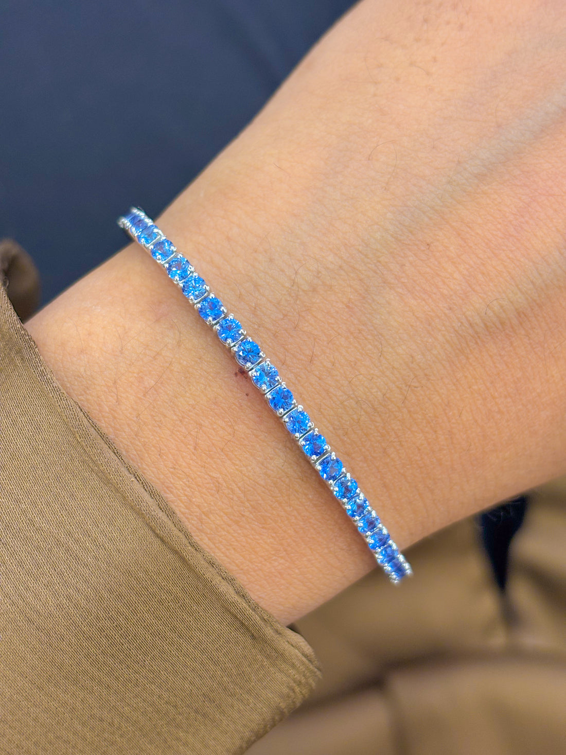 JPBRC-645/4659 Blue Sapphire Round Clip Chain Bracelet | 18K