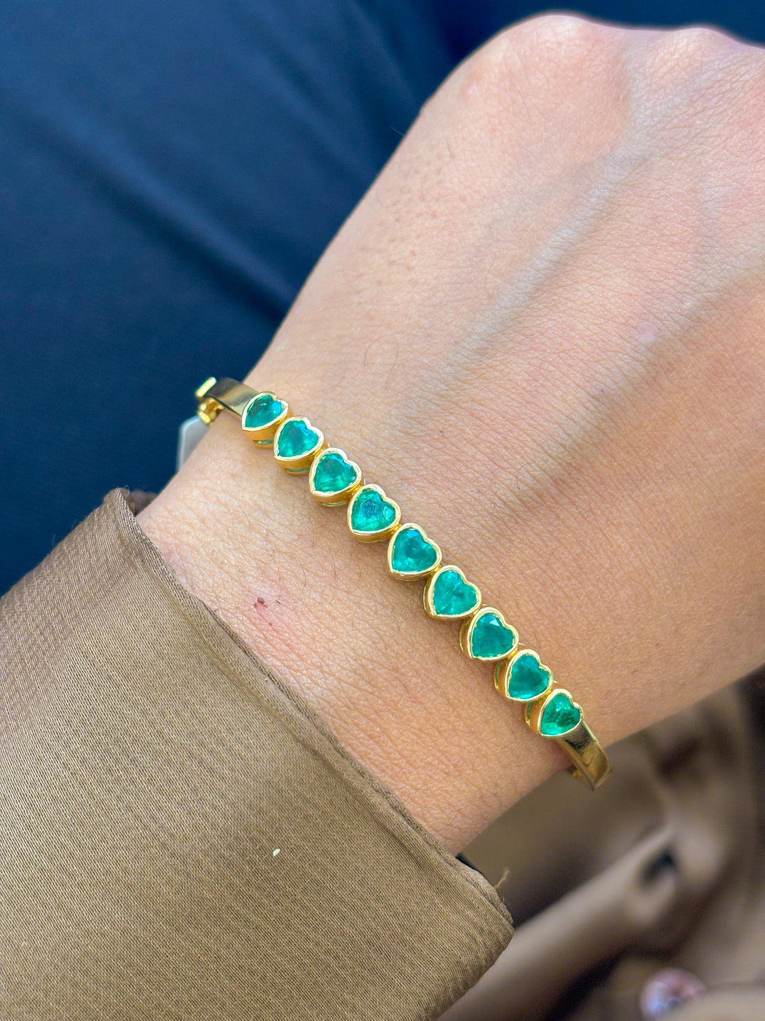 JPBRC-698/5020 Emerald Heart Bezel Bangle | 18K