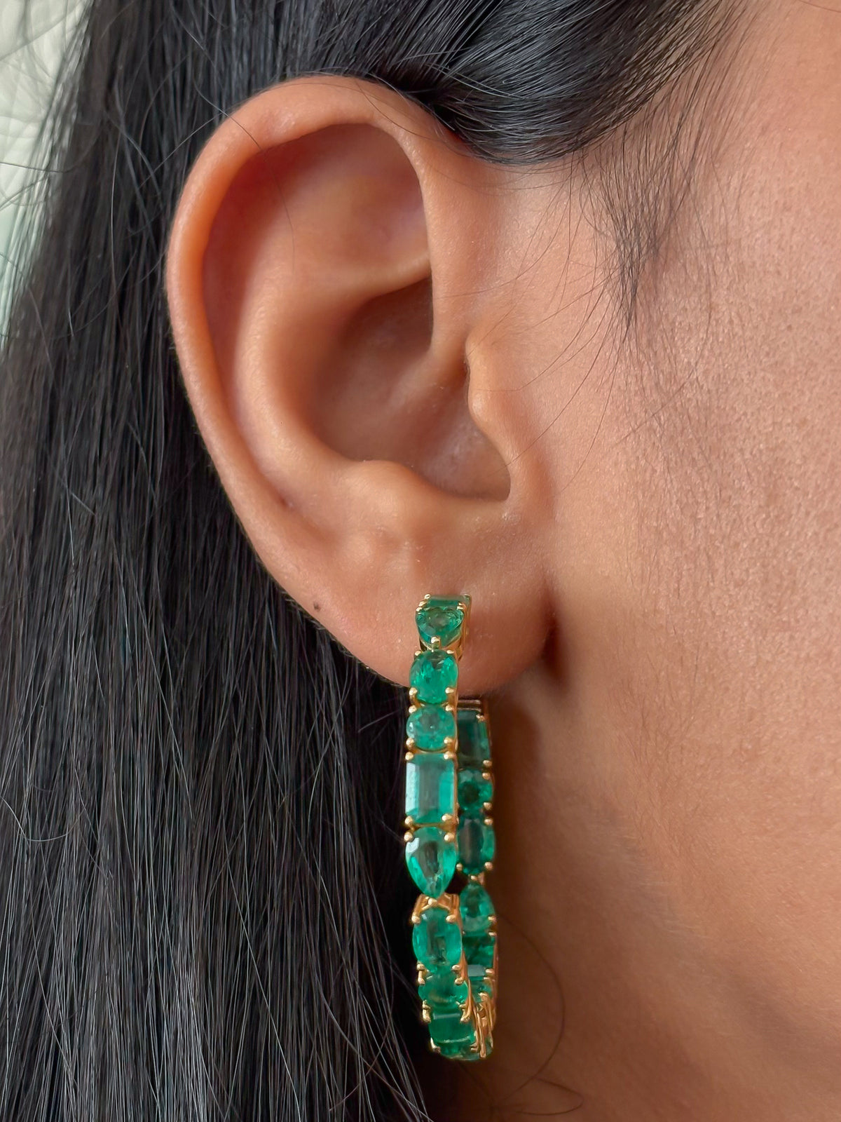 JPERG-131/1261 Emerald Hoops Earring | 18K