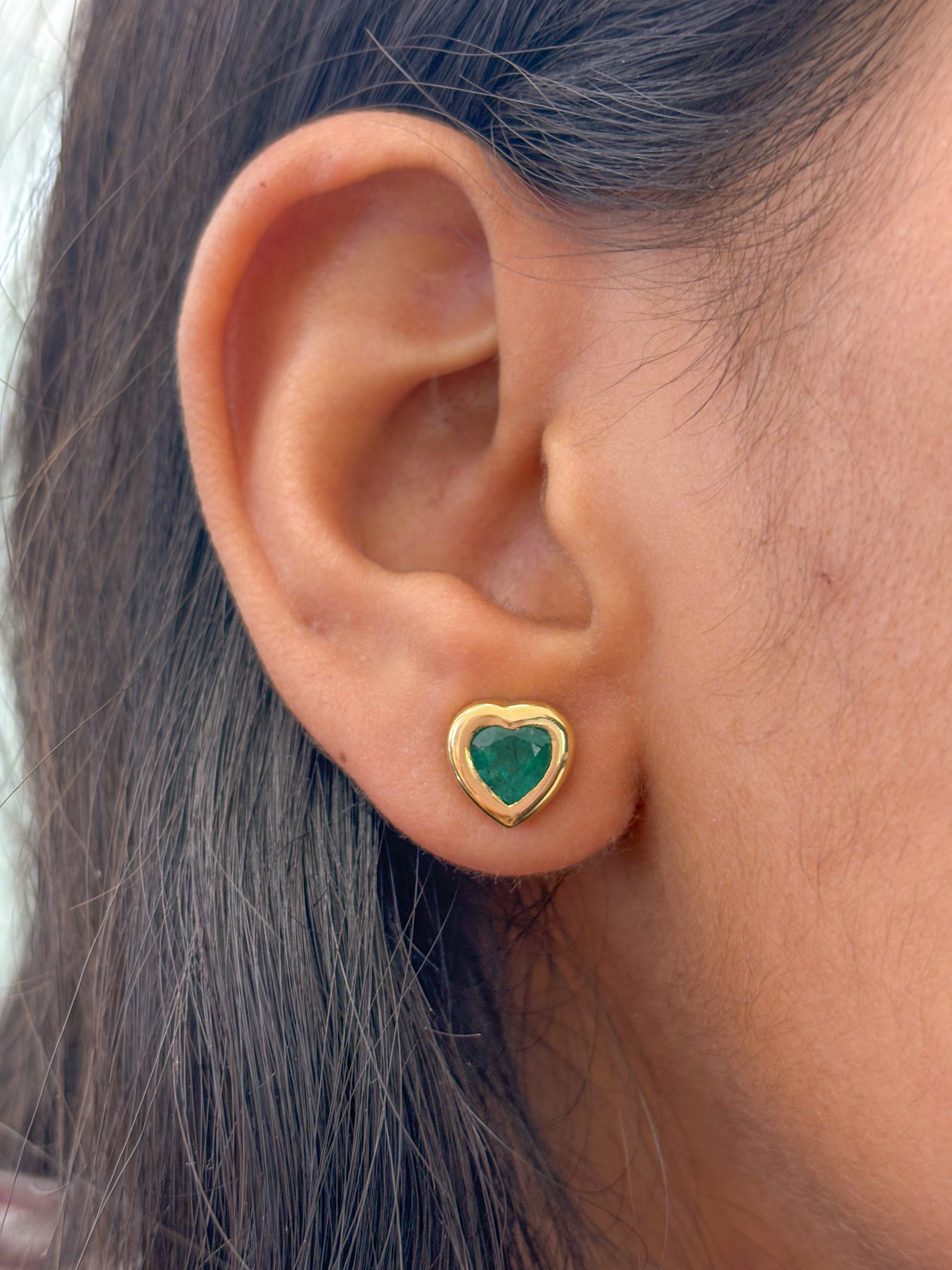 JPERG-1824/6854 Emerald Heart Bezel Set Studs Earring | 18K