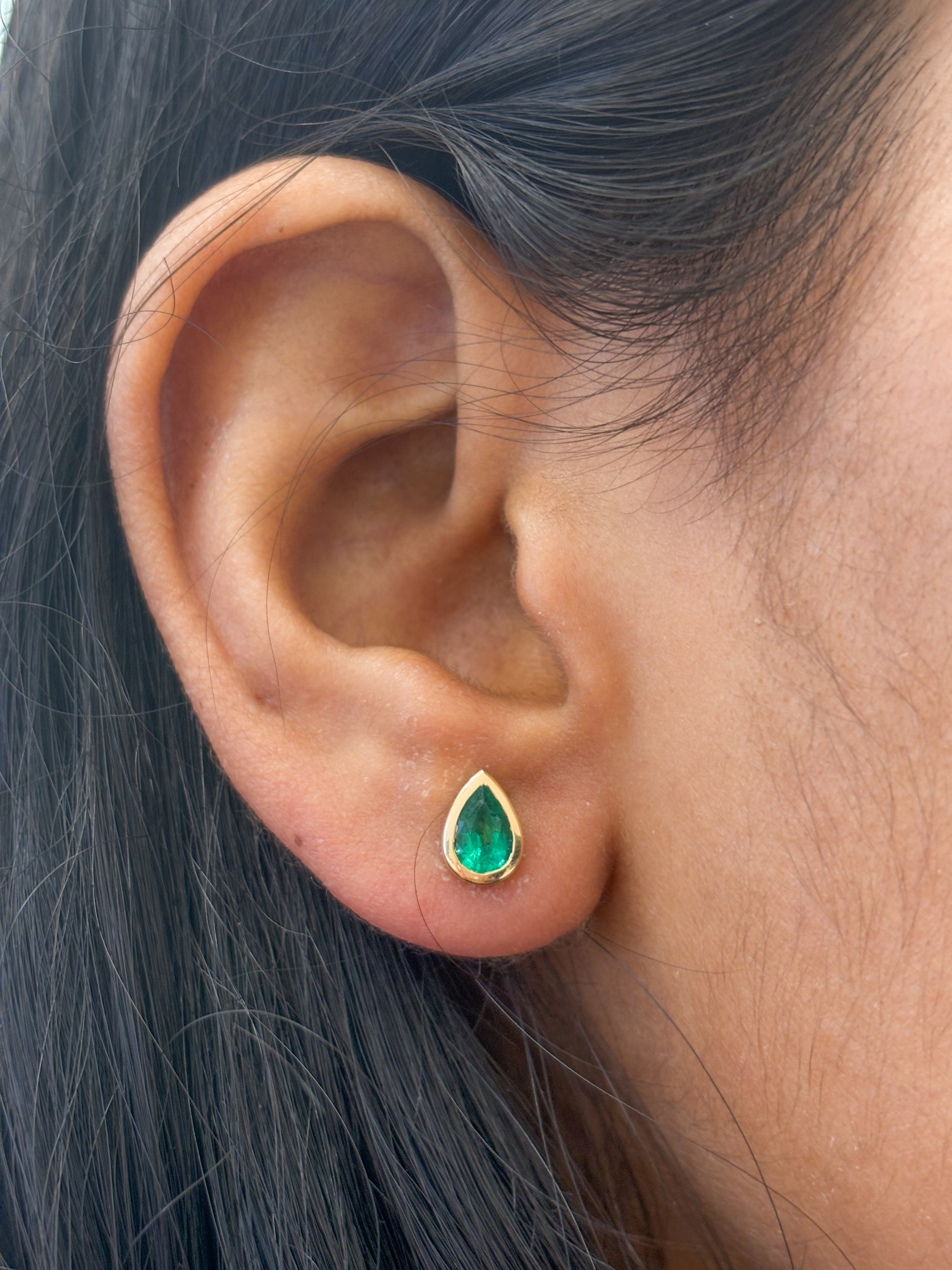 JPERG-1921/7140 Emerald Pear 6X4 Bezel Set Studs Earring | 18K