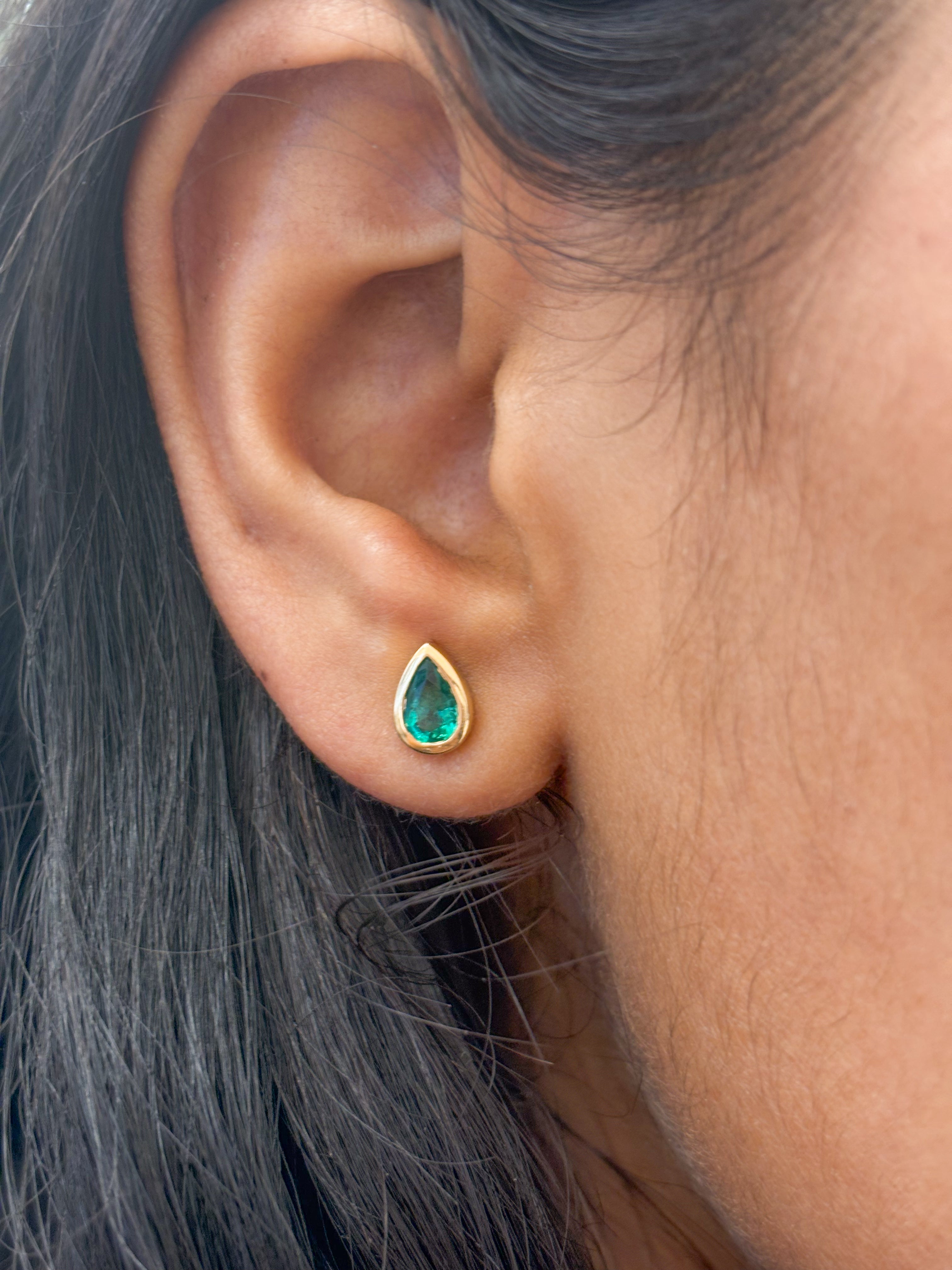 JPERG-1922/7141 Emerald Pear 6X4 Bezel Set Studs Earring | 18K