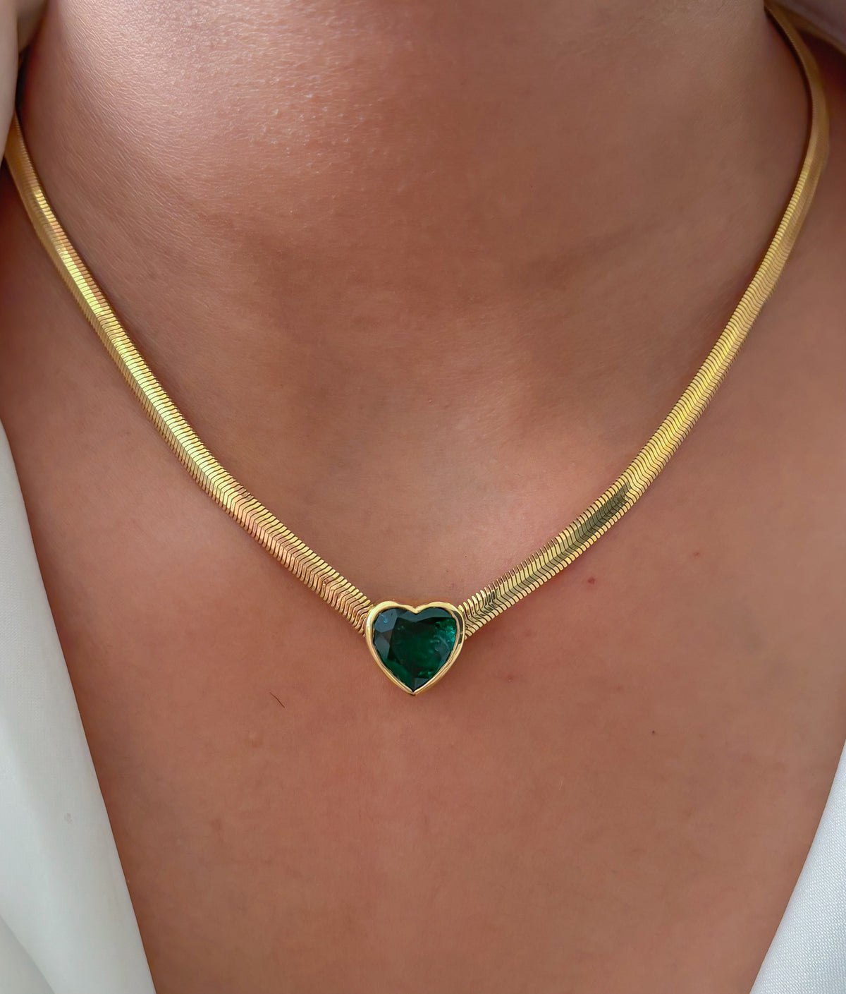 JPNC-397/4990 Emerald Big Heart Bezel Setting With Gold Chain Necklace | 18K