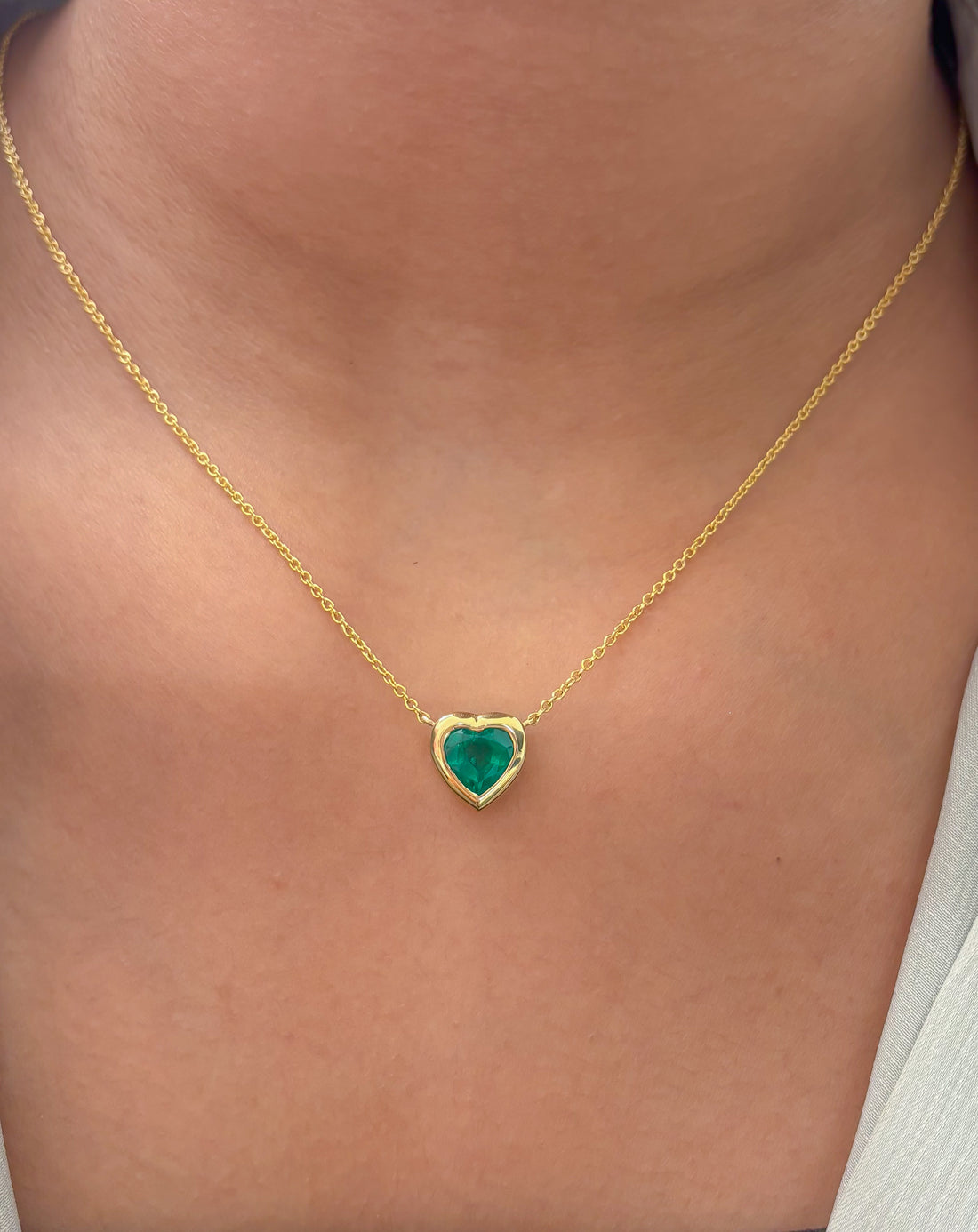JPNC-621/7583 Emerald Heart Bezel Set Thin Chain Necklace | 18K
