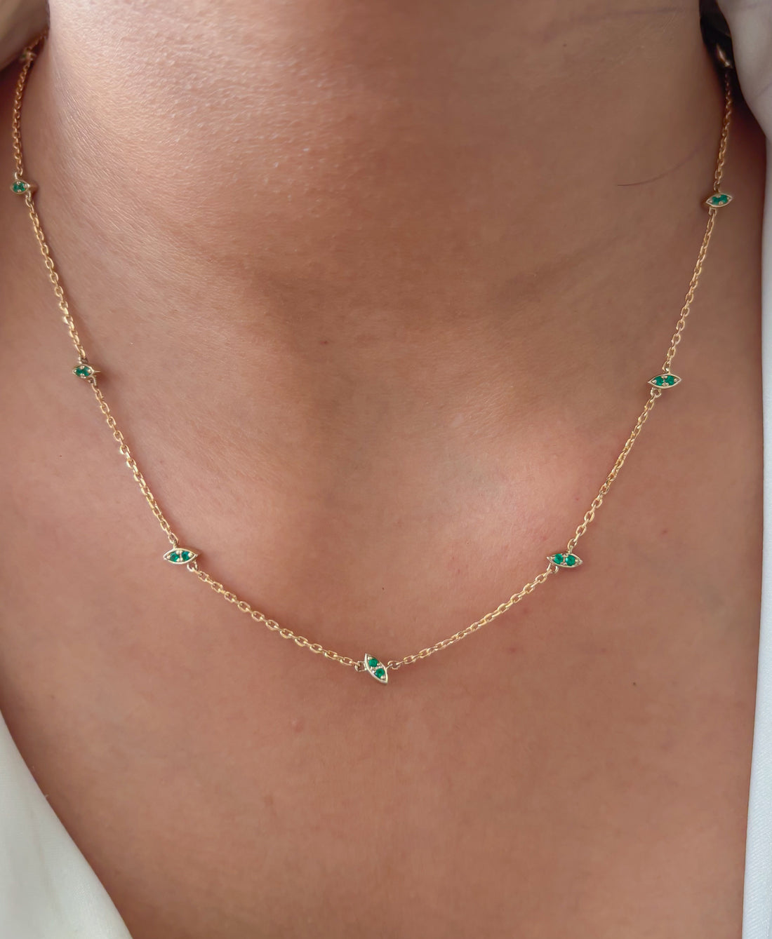 JPNC-705/9023 Emerald Round Thin Chain Necklace | 18K
