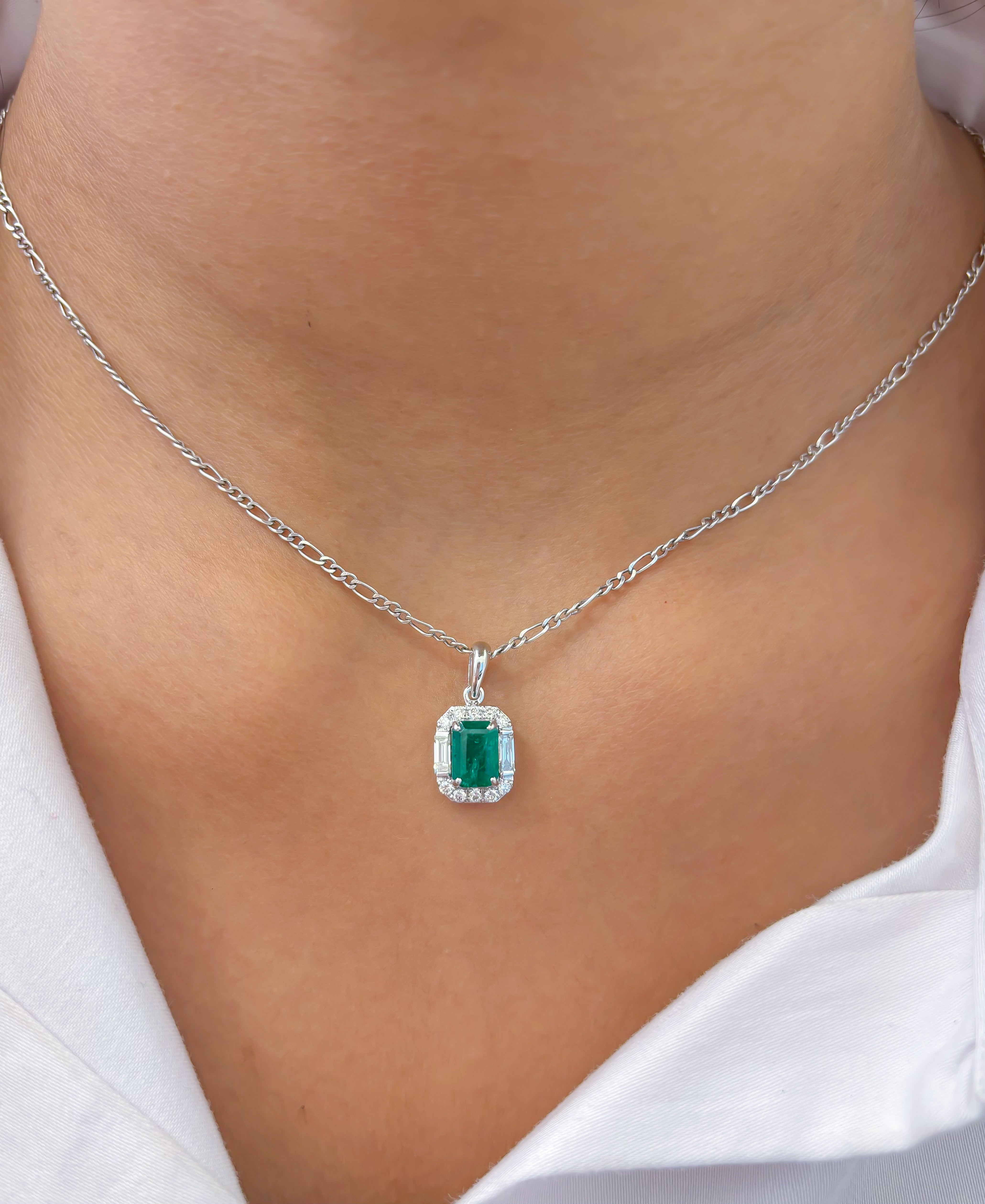 JPPD-692/8885 Emerald Diamond Pendant | 18K
