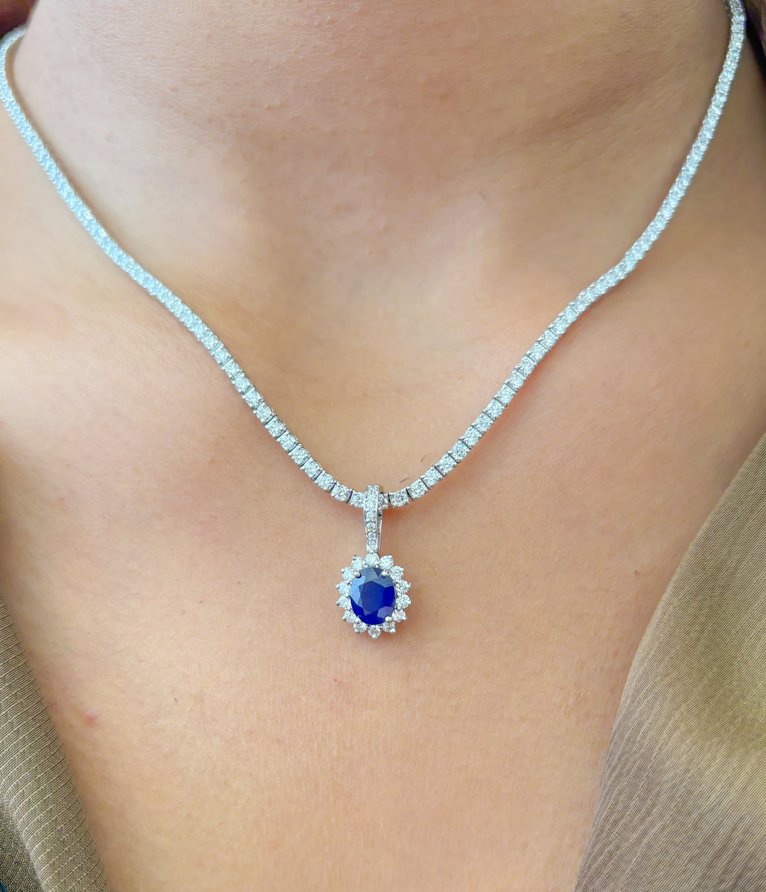 JPPD-857/9572 Blue Sapphire Helo Diamond Oval Pendant | 18K
