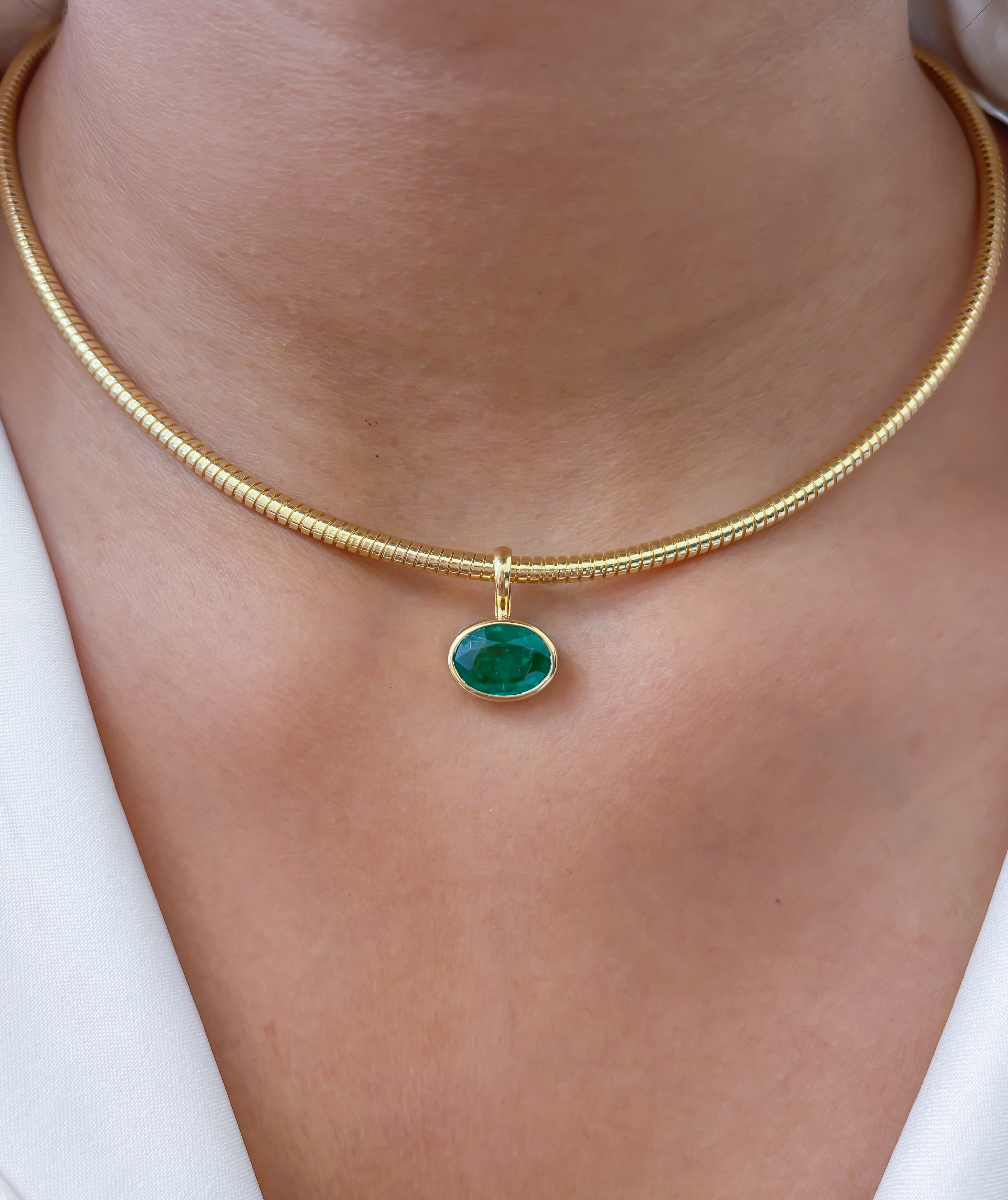 JPPD-893/9868 Emerald  Oval Bezel Pendant | 18K