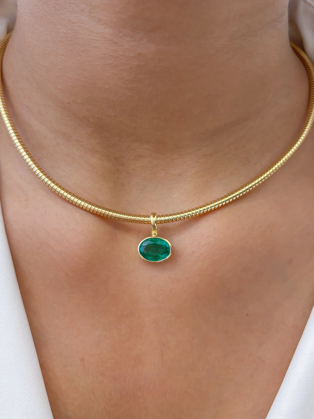 JPPD-894/9869 Emerald  Oval Bezel Pendant | 18K