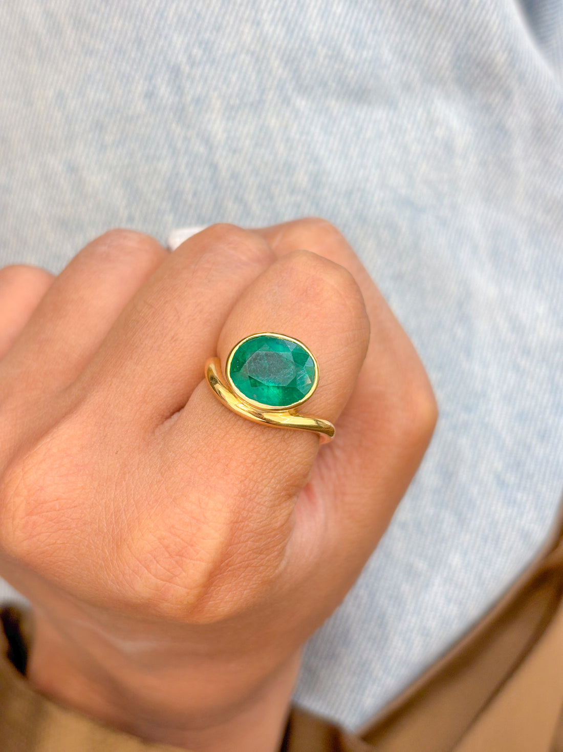 JPRG-2226/5610 Emerald Oval Bezel Wave Ring | 18K