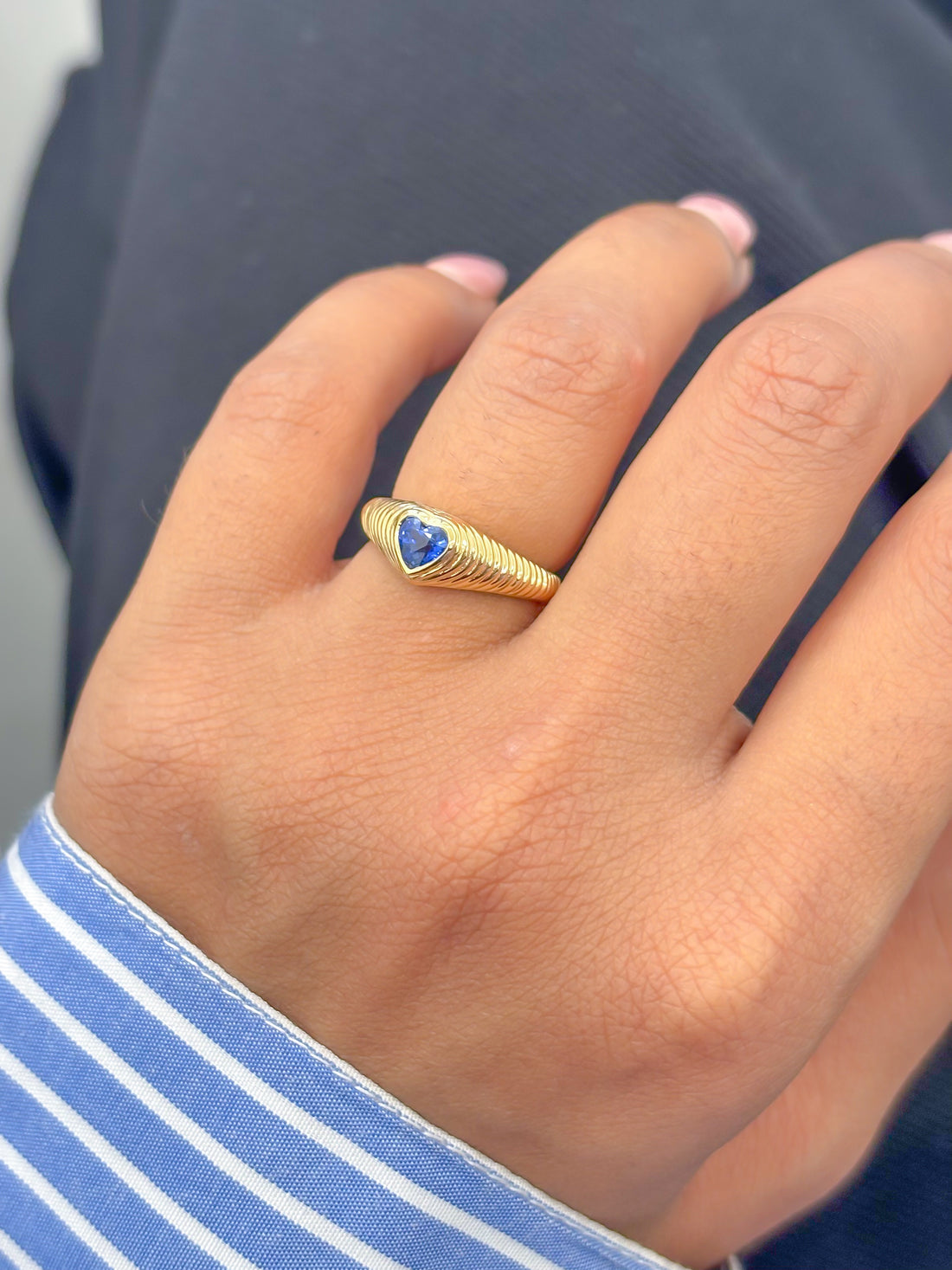 JPRG-3438/8814 Blue Sapphire Heart Ribbed Ring | 18K