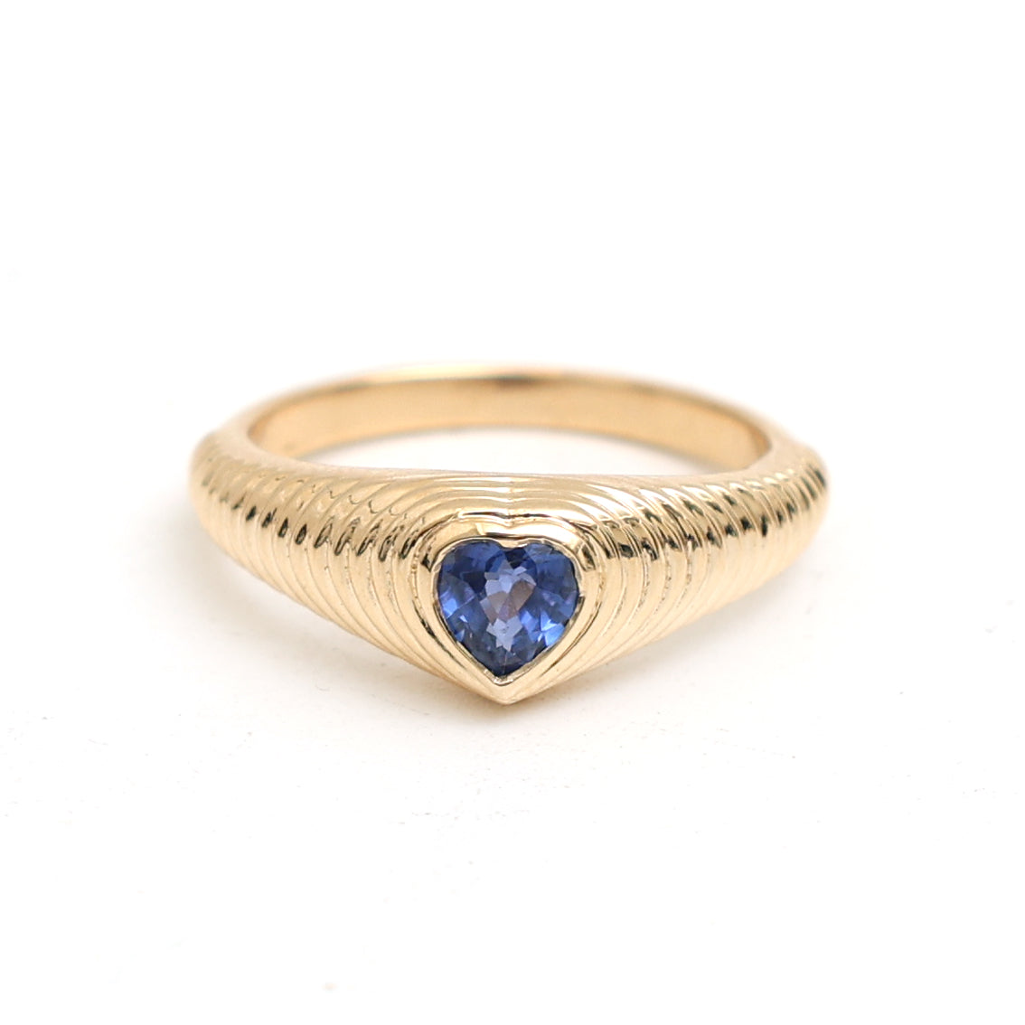 JPRG-3438/8814 Blue Sapphire Heart Ribbed Ring | 18K
