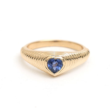 JPRG-3438/8814 Blue Sapphire Heart Ribbed Ring | 18K