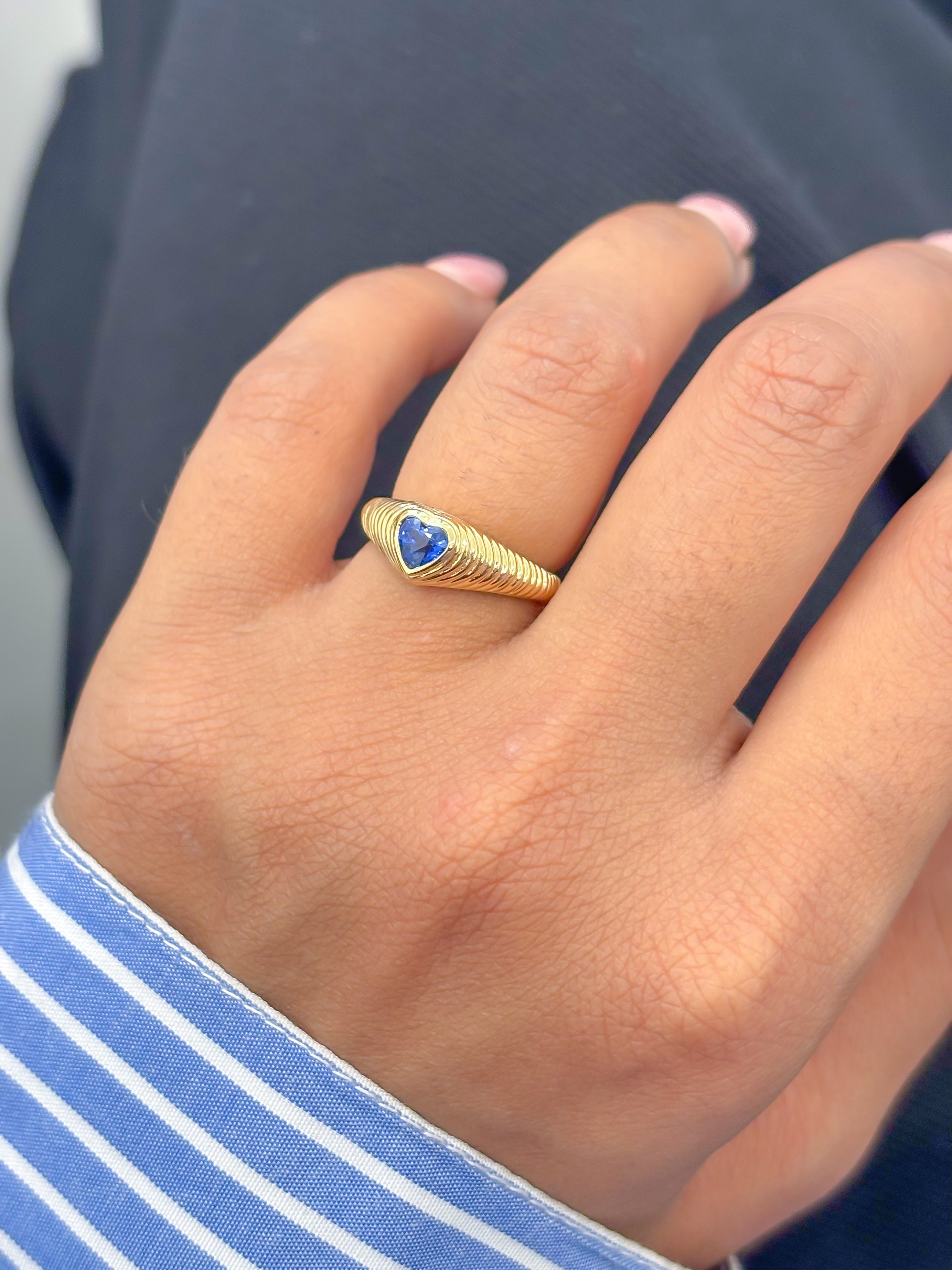 JPRG-3439/8815 Blue Sapphire Heart Ribbed Ring | 18K