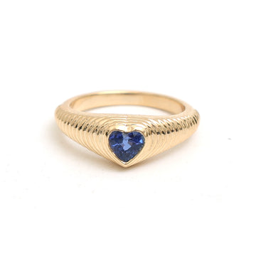JPRG-3439/8815 Blue Sapphire Heart Ribbed Ring | 18K