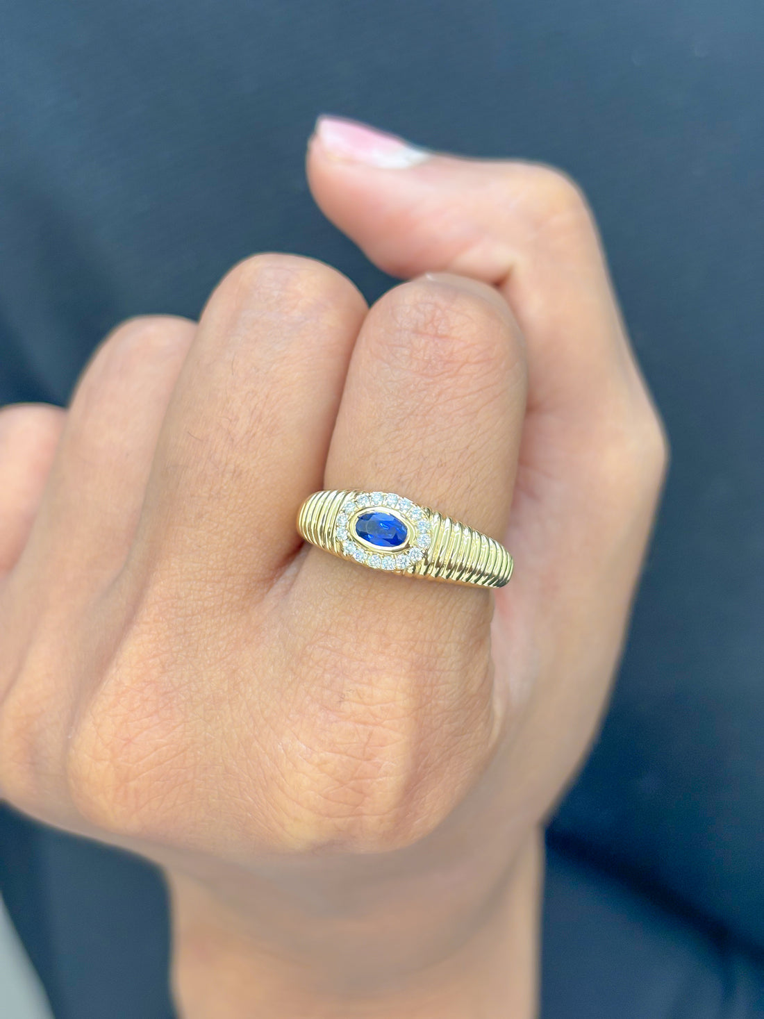 JPRG-3491/8904 Blue Sapphire Heart Ribbed Ring | 18K