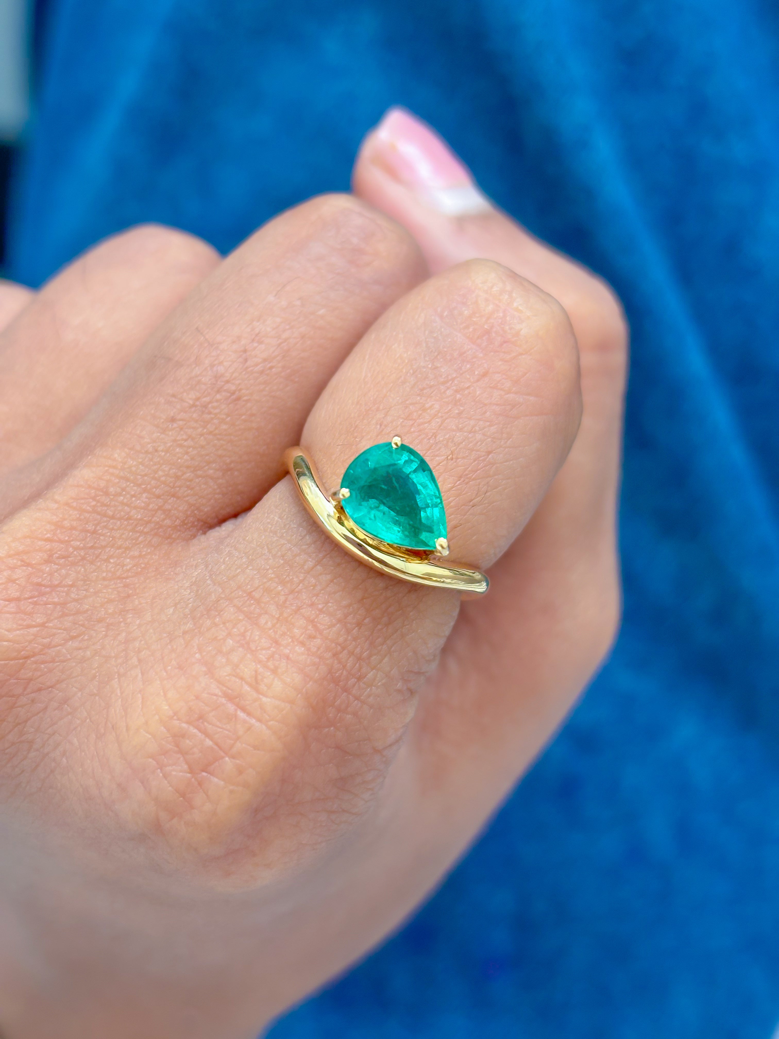 JPRG-3492/8905 Emerald Pear Wave Ring | 18K