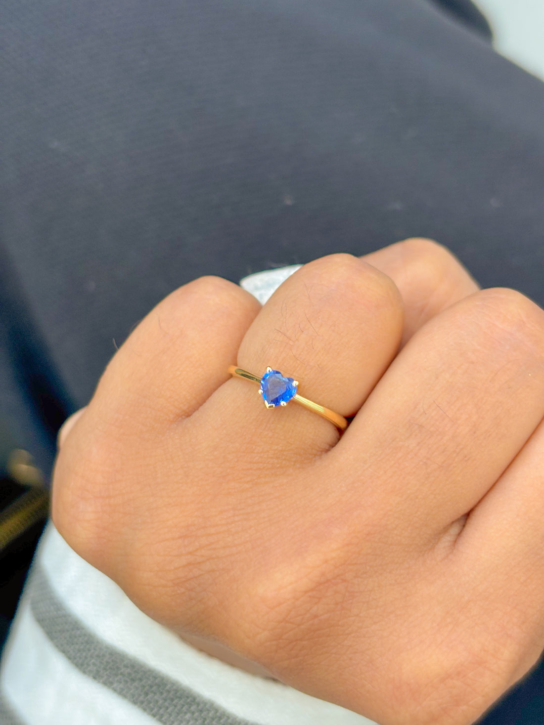 JPRG-3556/9034 Blue Sapphire Heart Thin Ring | 18K