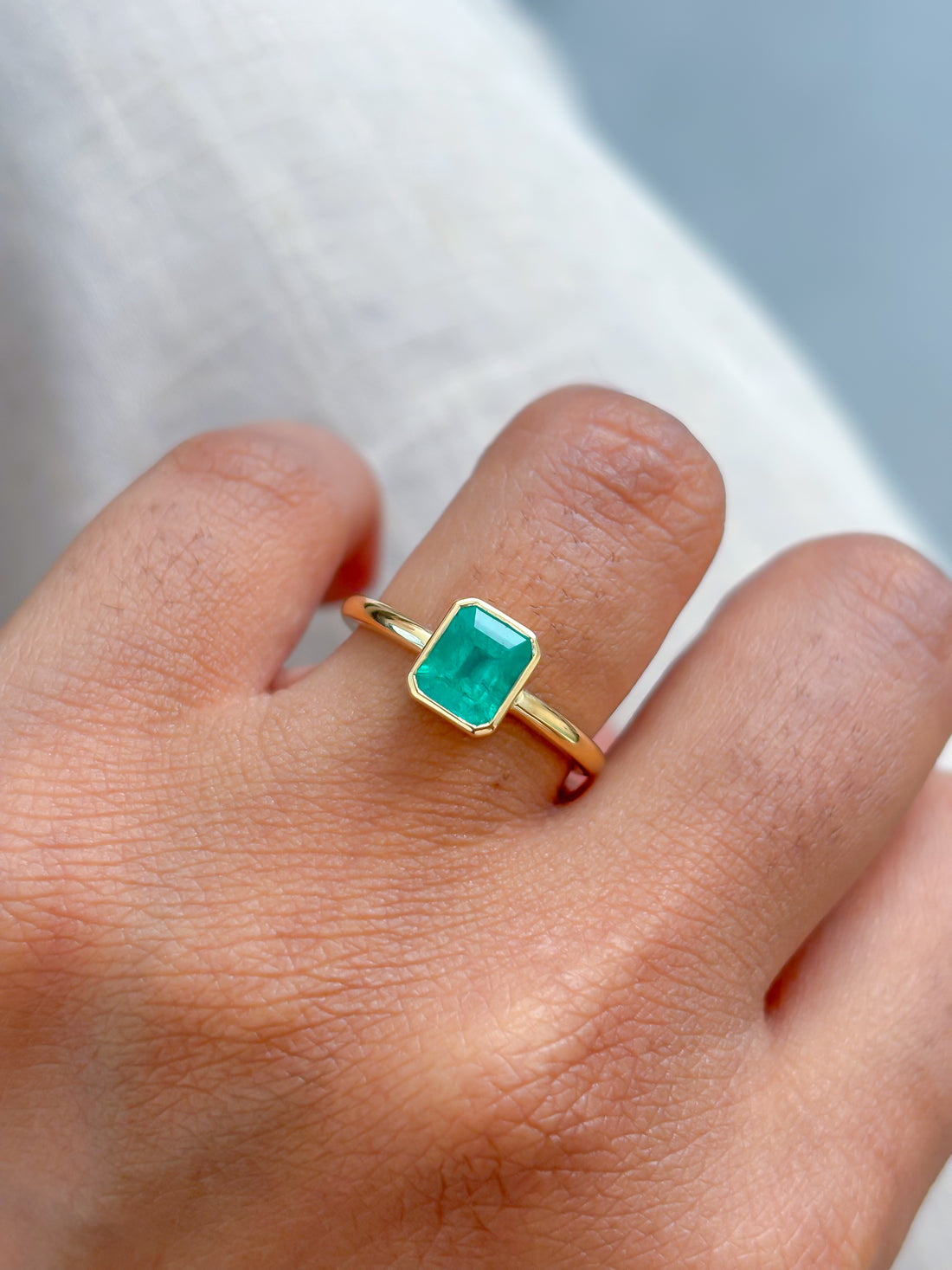 JPRG-4139/10139 Colombian Emerald Ring | 18K