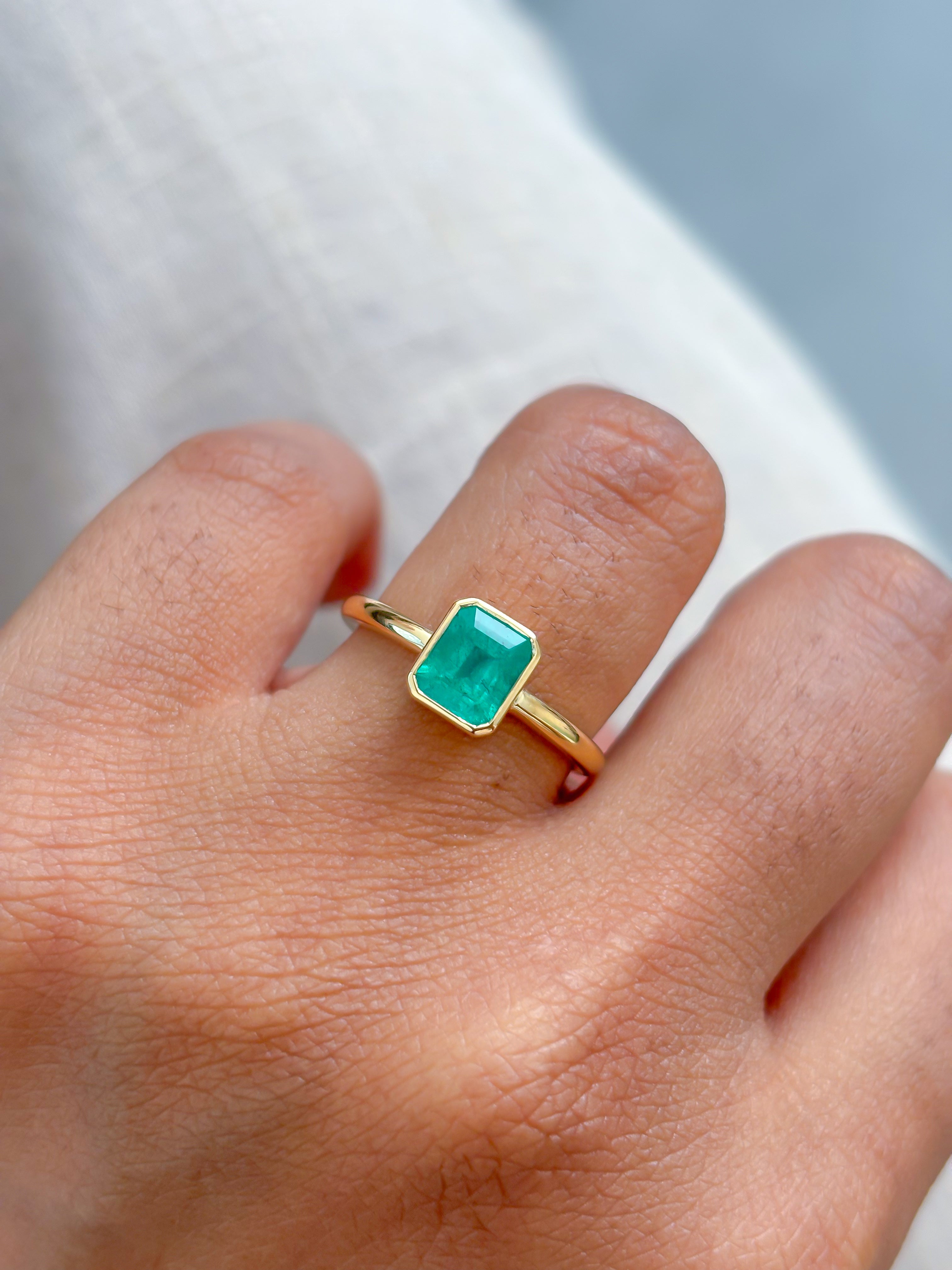 JPRG-4139/10139 Colombian Emerald Ring | 18K