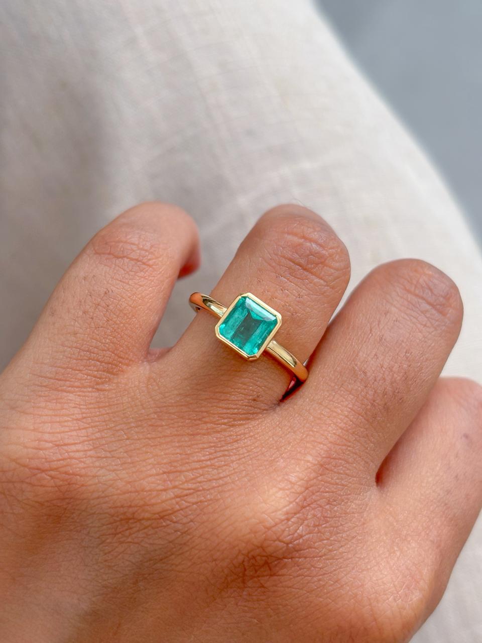 JPRG-4140/10140 Colombian Emerald Ring | 18K