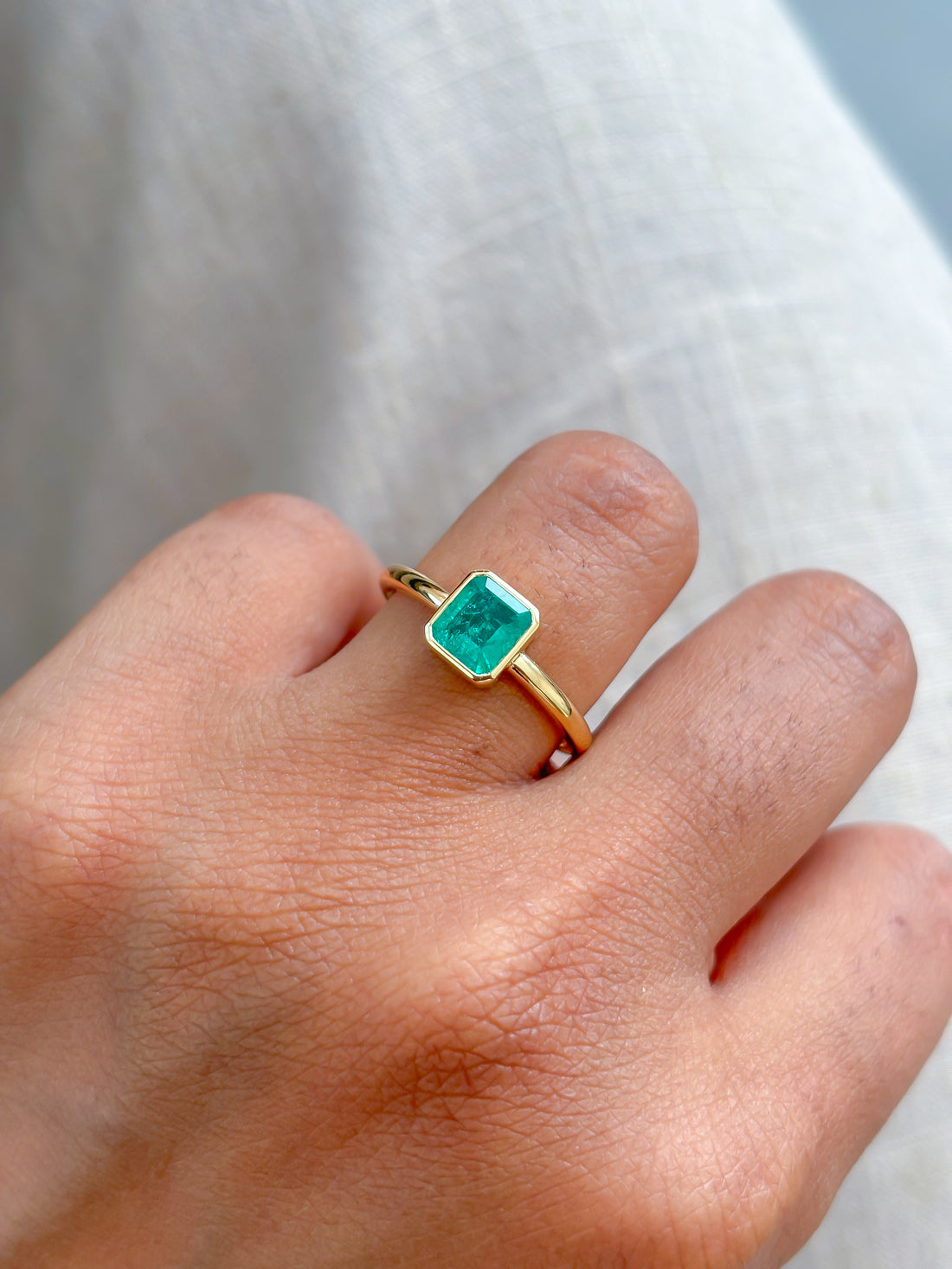 JPRG-4141/10141 Colombian Emerald Ring | 18K