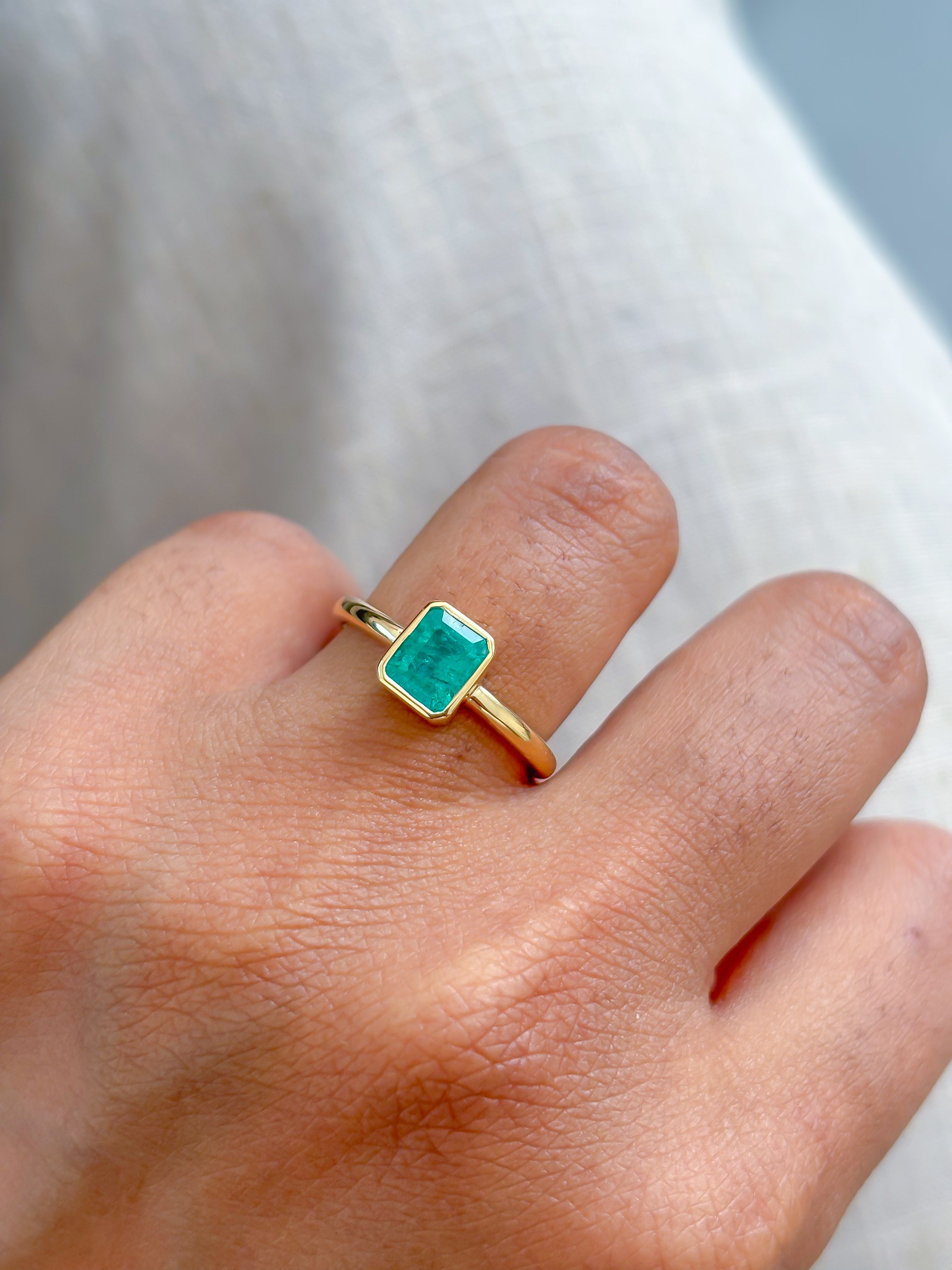 JPRG-4142/10142 Colombian Emerald Ring | 18K