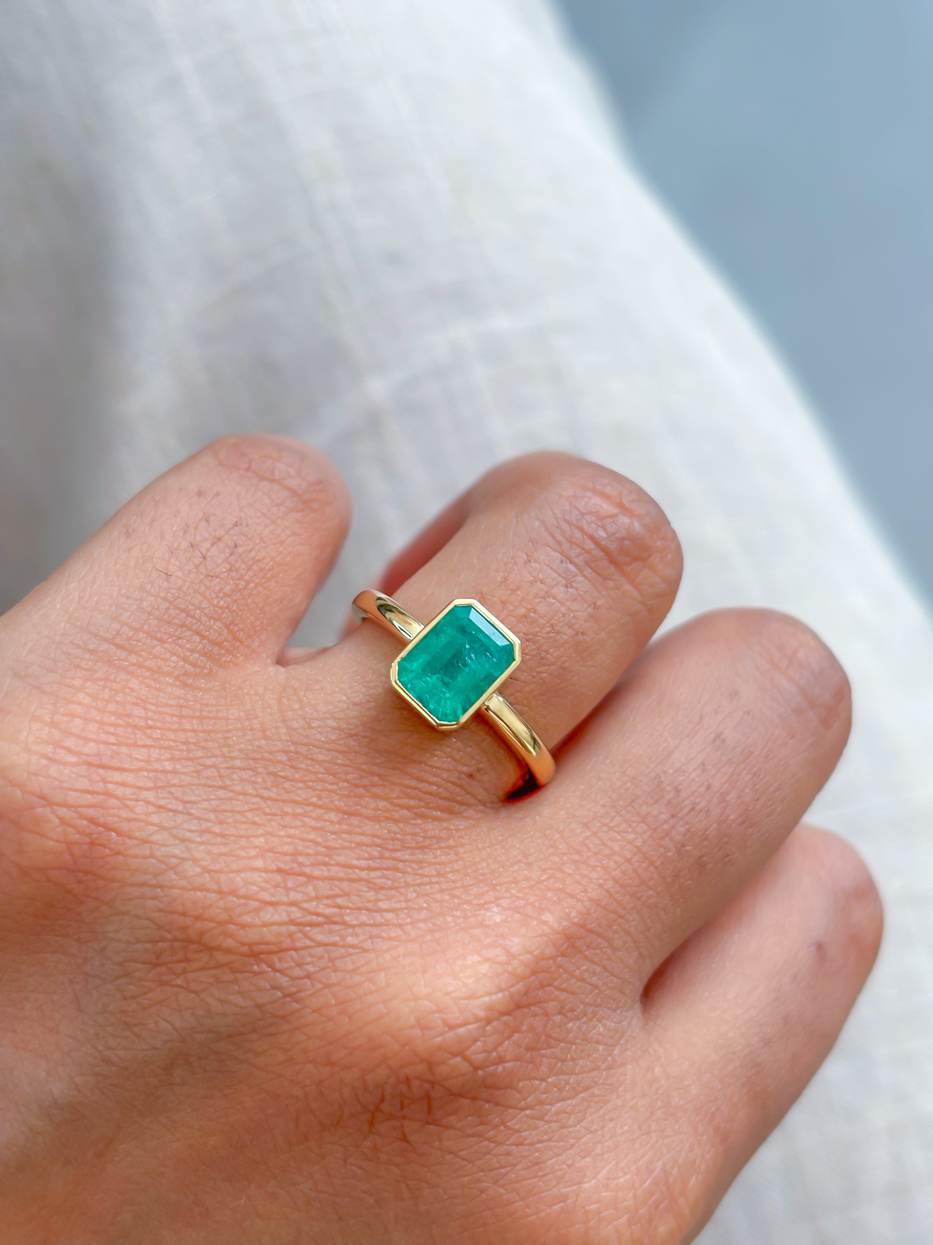 JPRG-4143/10143 Colombian Emerald Ring | 18K