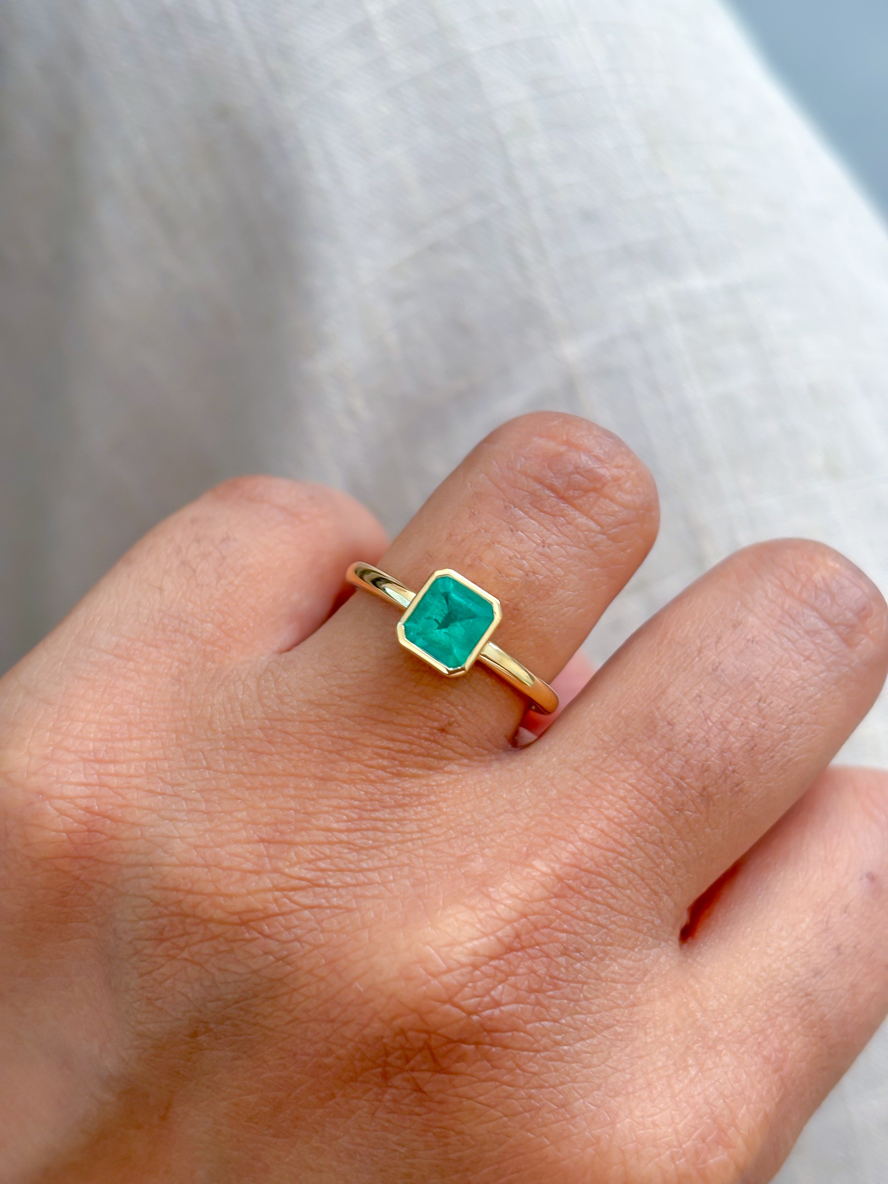 JPRG-4145/10145 Colombian Emerald Ring | 18K