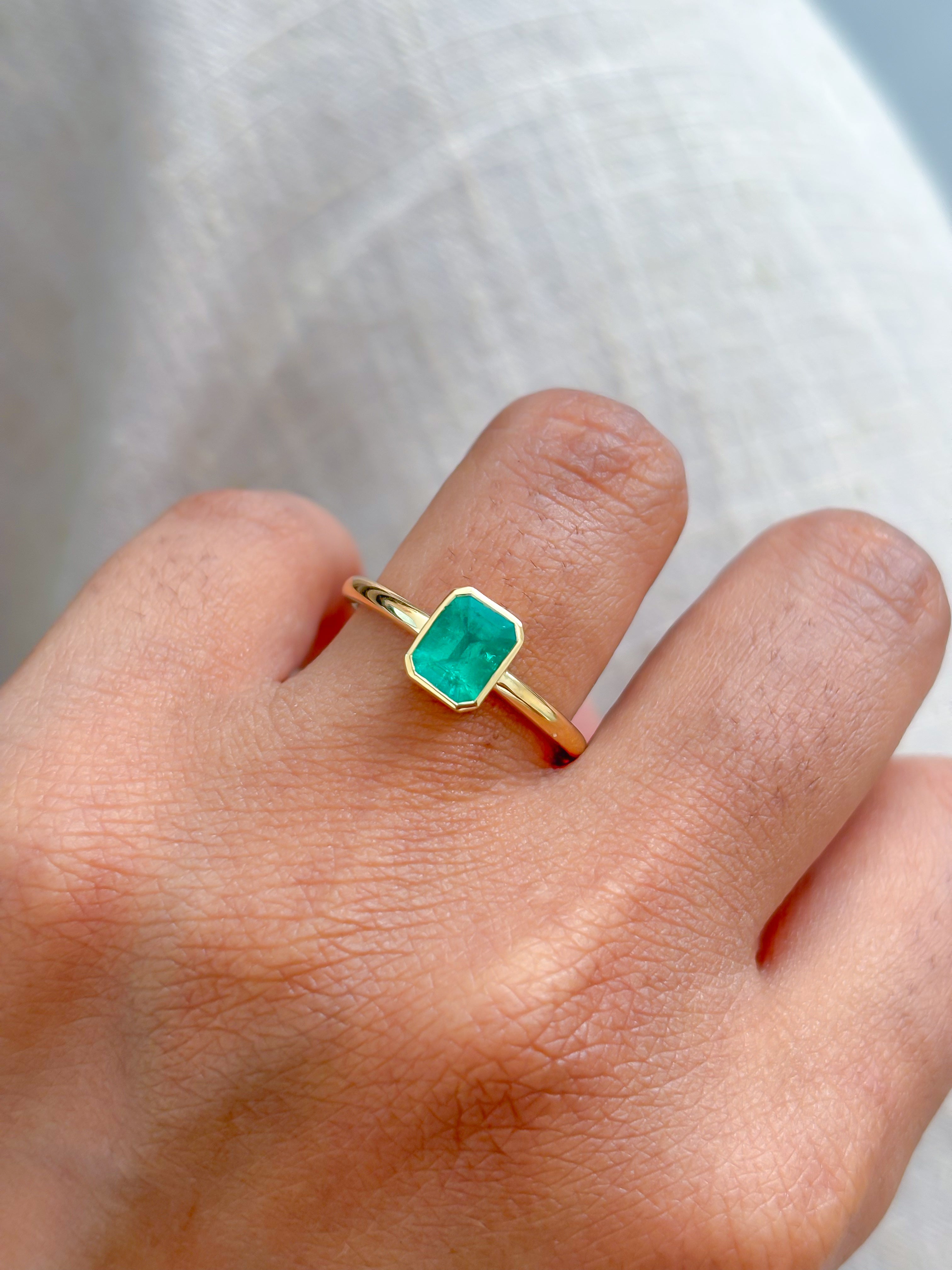 JPRG-4146/10146 Colombian Emerald Ring | 18K