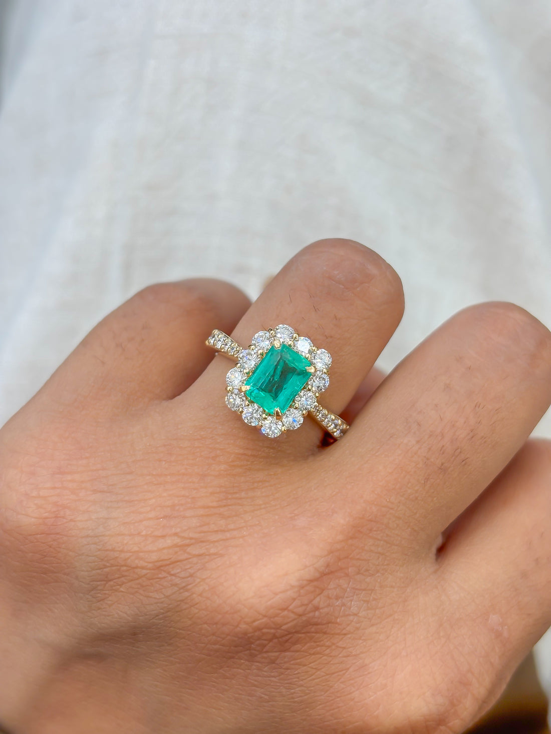 JPRG-4172/10222 Colombian Emerald Diamond Ring | 18K