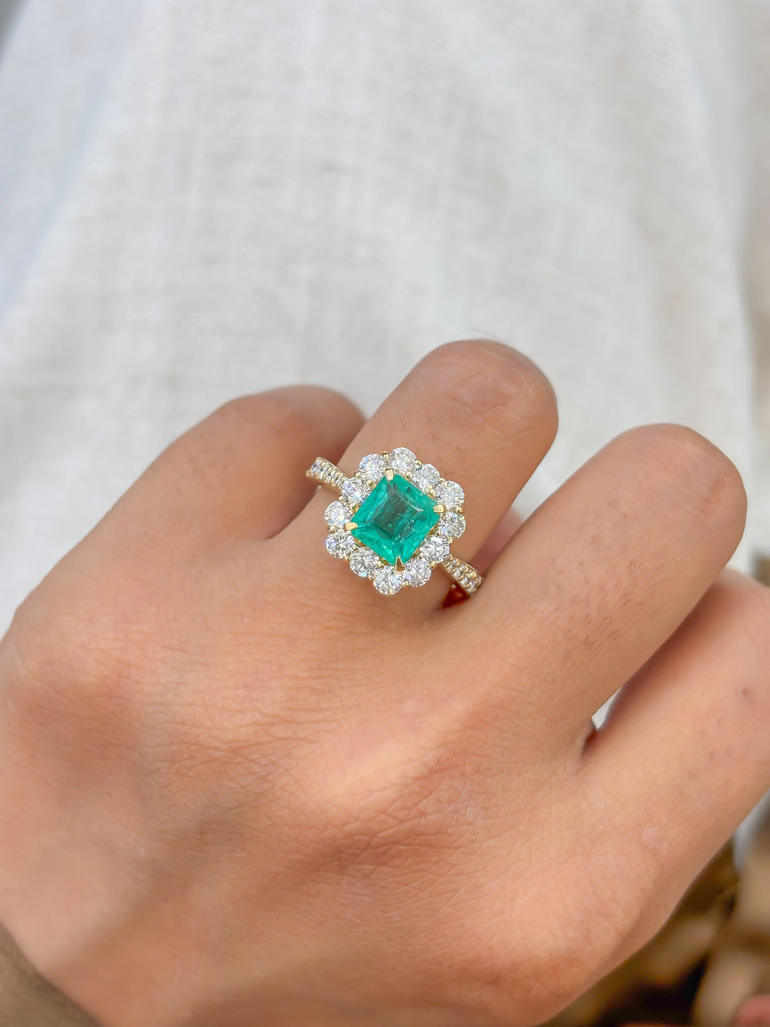 JPRG-4174/10224 Colombian Emerald Diamond Ring | 18K